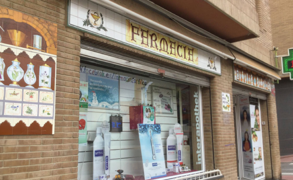 Fachada de farmacia javier Caro Vida en linares, Jaen